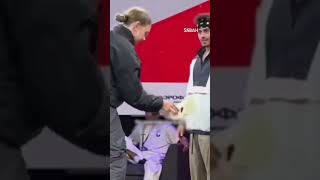 İsrai̇lli̇ Yarişmaciya Tokat Gi̇bi̇ Gönderme Raki̇bi̇yle Deği̇l Ayakkabisiyla Tokalaşti