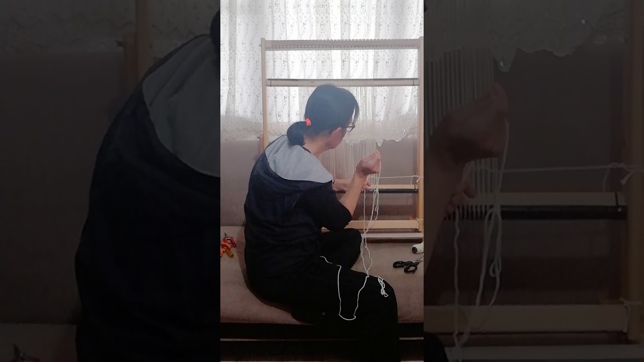 kanallı tezgahta kilim dokuma çözgü atımı..