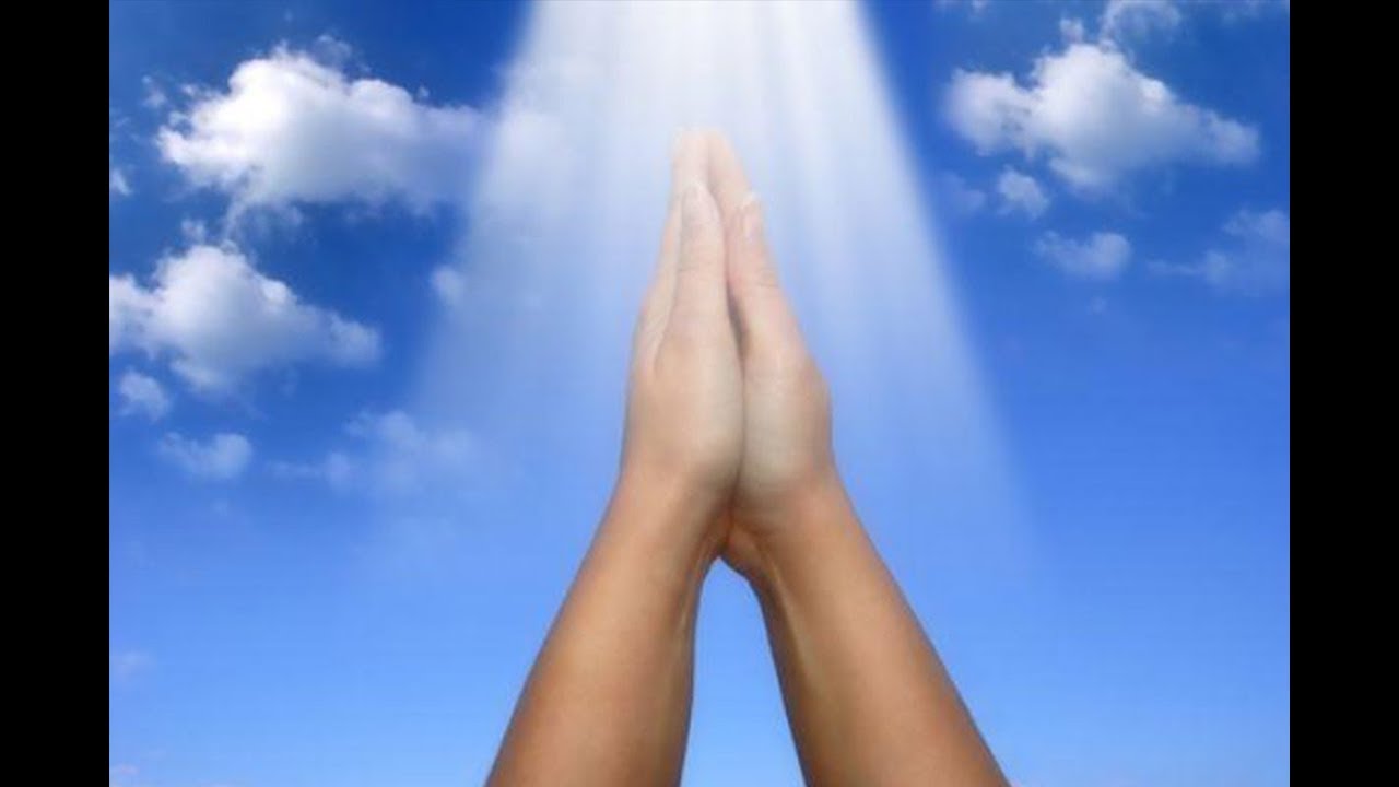 молитва руки к небу. прекрасное чувство - любовь. счастливая судьба. женщина обращается к богу. красивая душа.