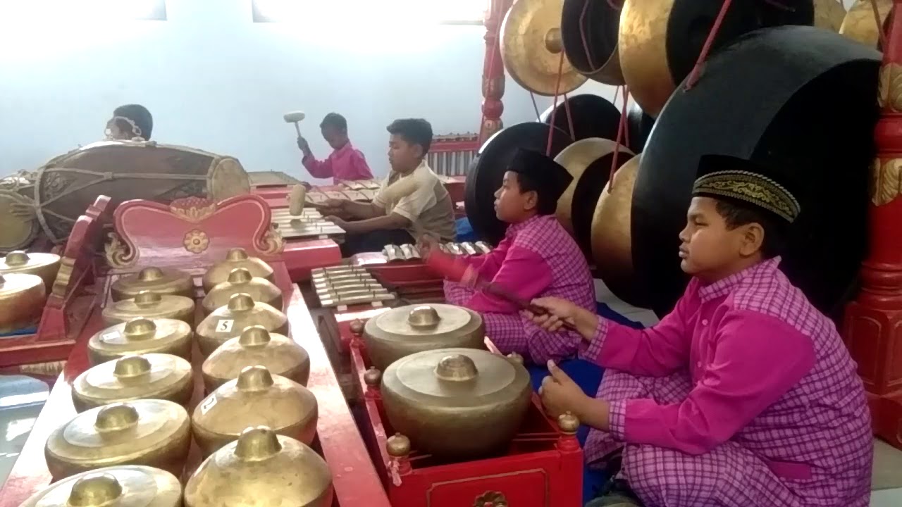 TRADITIONAL MUSIC OF JAVA (GAMELAN) #CAPING GUNUNG - YouTube
