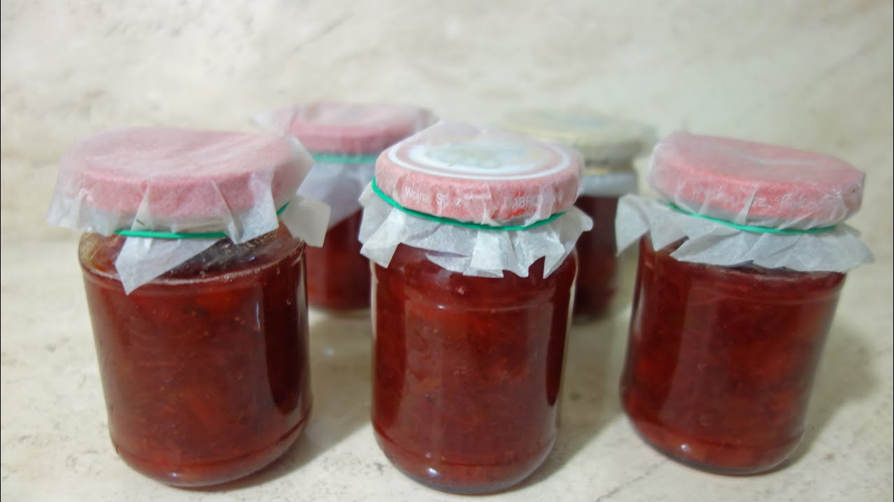 Jak zrobić dżem truskawkowy? Przepis babci na konfiturę z rabarbaru i truskawek