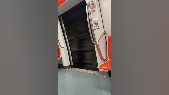 Metro A Roma viaggia con porte aperte - subway in rome travels with open doors