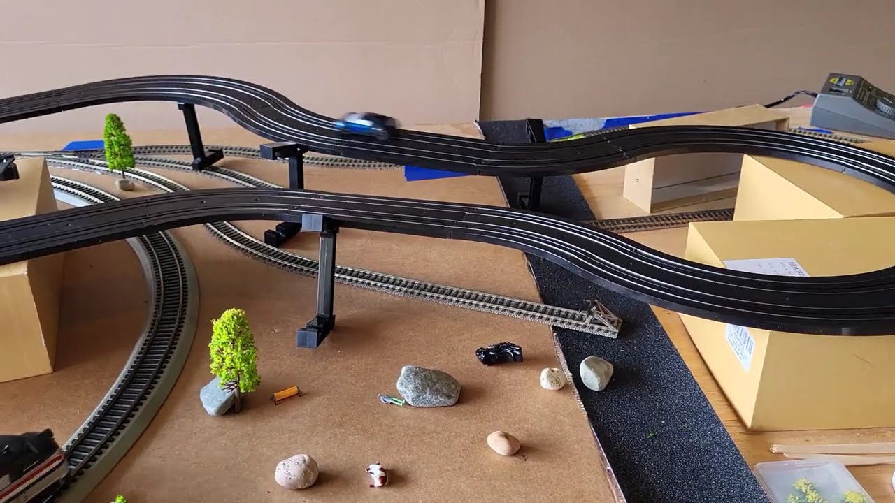 Fleischmann and Athearn Roundhouse with ScaleXtric