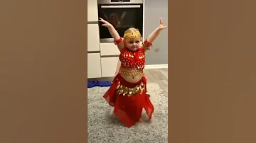 رقص بنت صغيرة بجنن 