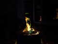 Zeitlupe von einem Lagerfeuer mit Feuerfarben, mit Musik von J.S. Bach