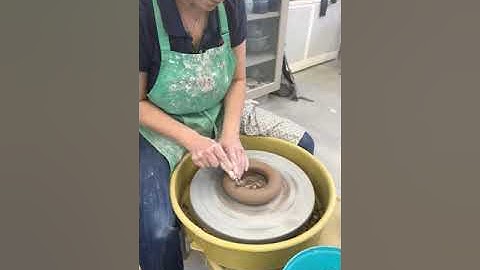 21. Jenchi Wu - Trimming Doughnut shape clay/ prepare for making doughnut teapot