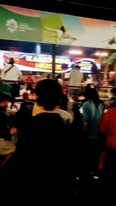 Kesepian di tengah keramaian