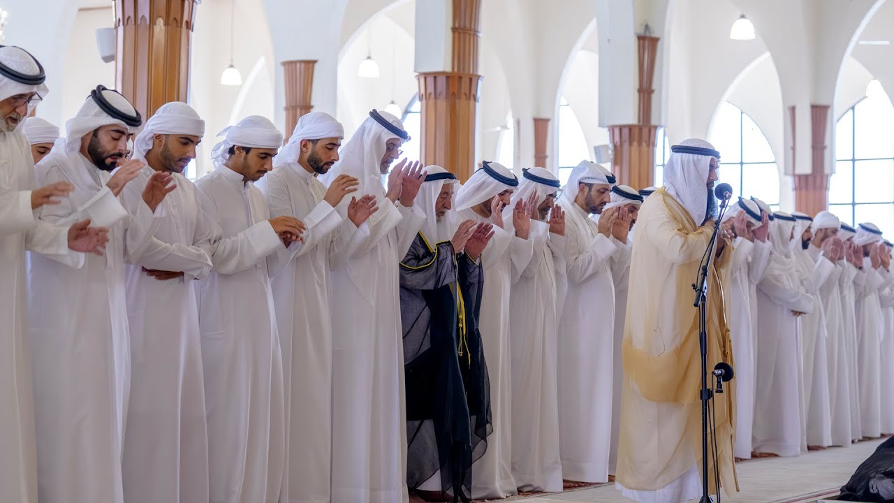 حاكم الشارقة يؤدي صلاة الجنازة على جثمان سلطان بن خالد القاسمي