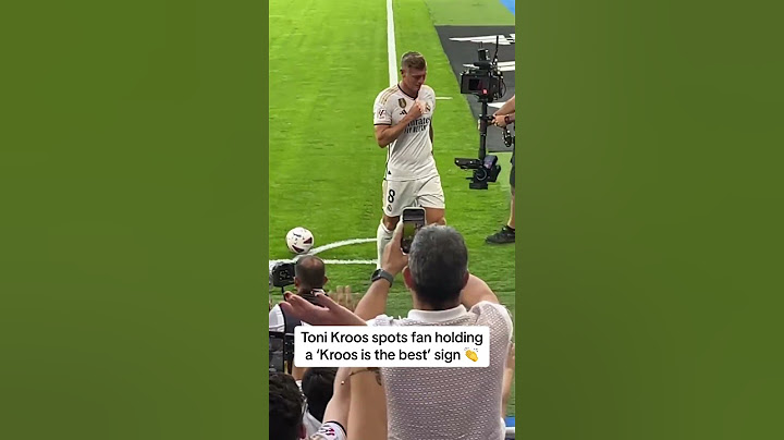Toni Kroos spots fan holding a 'Kroos is the best' sign ❤️