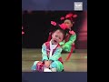 موقف مضحك من طفله صينيه تغني وتبكي في نفس الوقت 