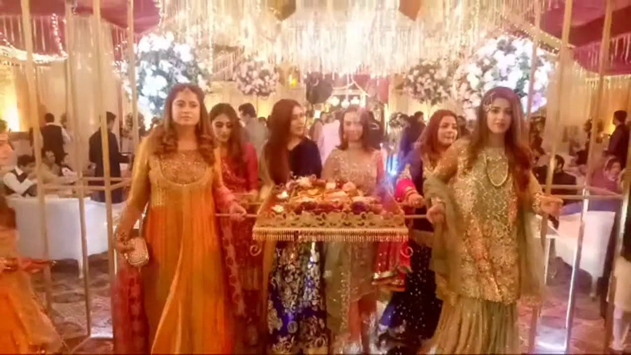 Pakistani Wedding live beautiful entry of bridal rasmemehndi in wedding ...