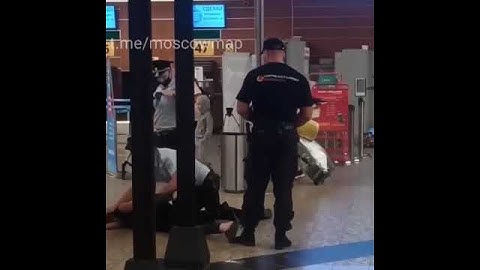 В аэропорту Шереметьево неадекватная пассажирка начала дебоширить