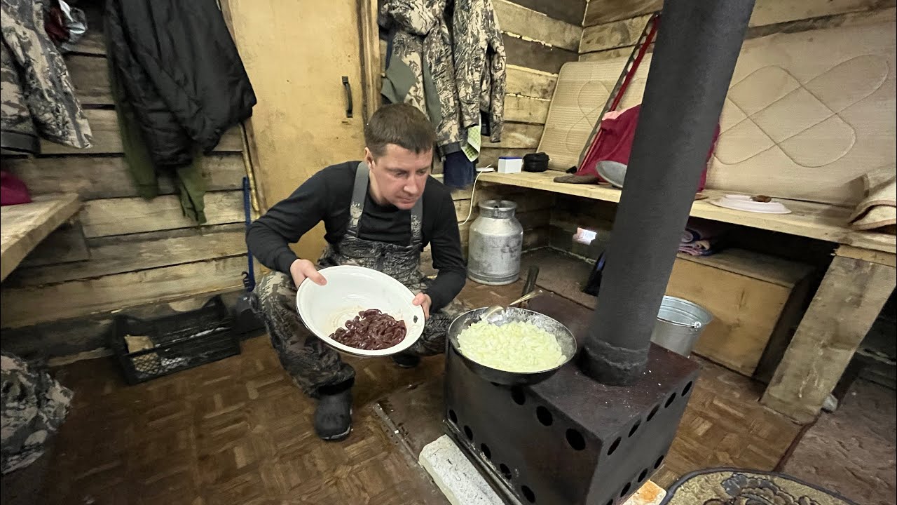 Добыли Мяса на Две Семьи. Заночевали в Избушке. Свежина в Сковороде.