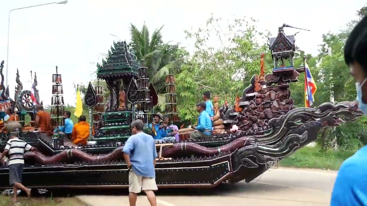 บรรยากาศลากเรือพระกลับวัดลำไห ตำบลโพรงจระเข้ จังหวัดตรัง