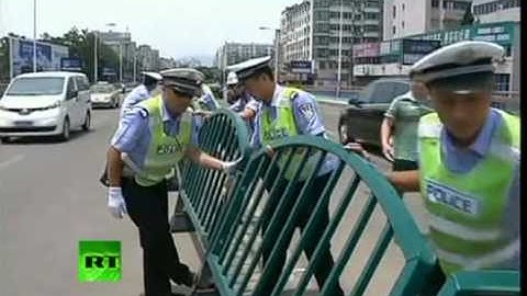 Chinese road fence collapses like dominoes!!!