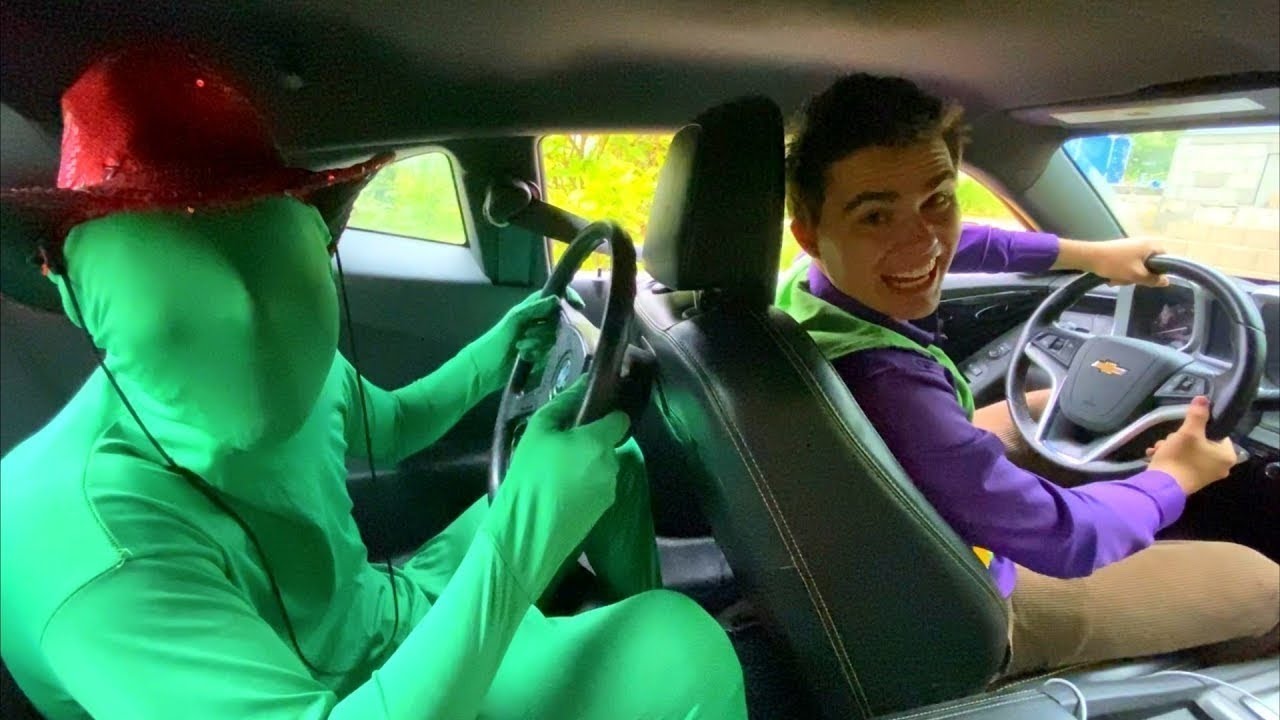 Green Man found Steering Wheel VS Mr. Joe on Chevrolet Camaro without Steering Wheel 13+