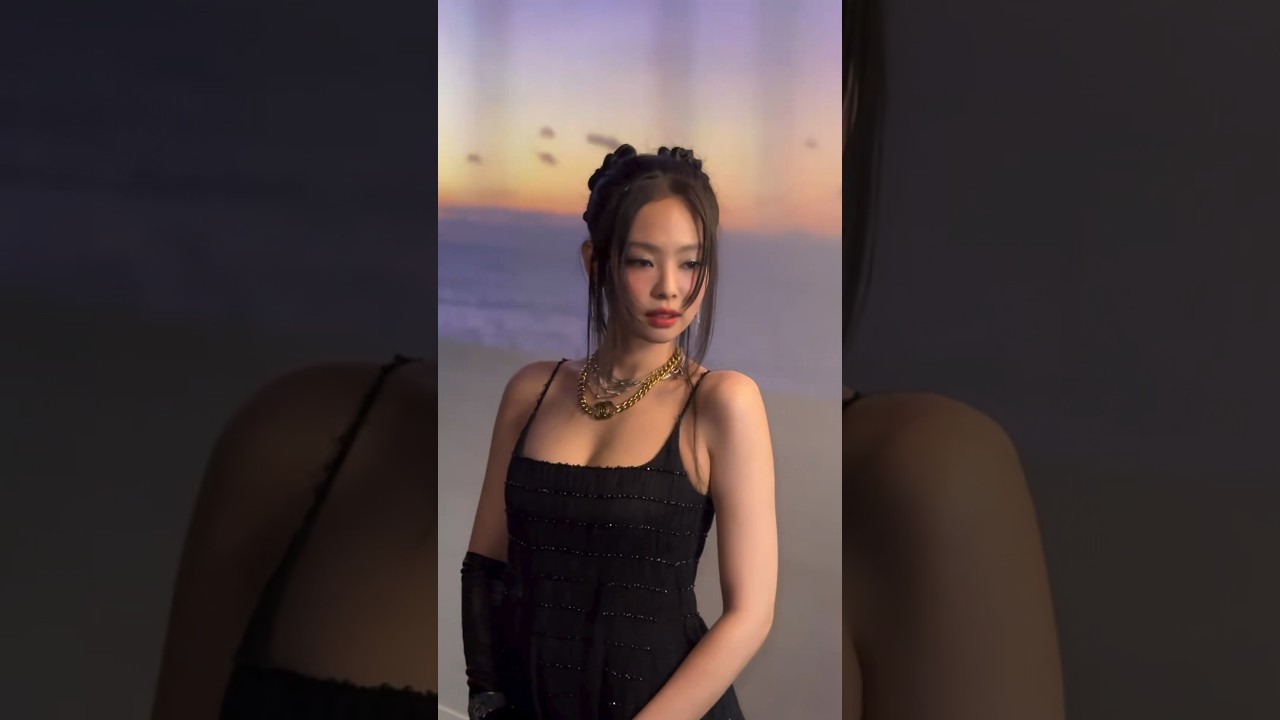 Jennie at CHANEL Fall/Winter 2024 Show in Paris