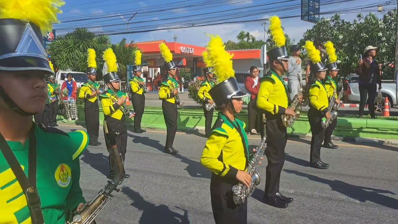 วงโยธวาทิตโรงเรียนพัทลุง กีฬากรีฑา 2566 โชว์หน้าสี่แยกช่องโก