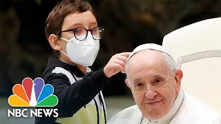 Discursul papei Francisc întrerupt de un băiețel - A cerut boneta înaltului Prelat 1 video