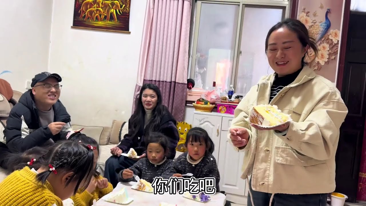 祝我们的嘟嘟小财神生日快乐，带她实现愿望 #大年初五财神到家 #生日快乐 #小财神爱吃瓜