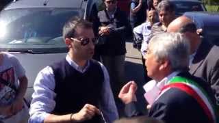 Avella. Larrivo Del Sindaco Tra I Manifestanti E La Sua Forte Autorità