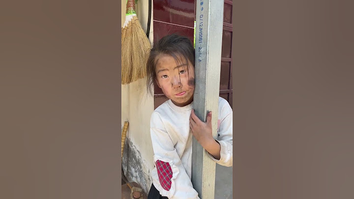 The homeless little girl received food from a kind couple and shared it with the homeless man.