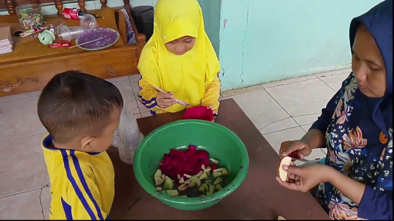 Eksperimen membuat es buah 