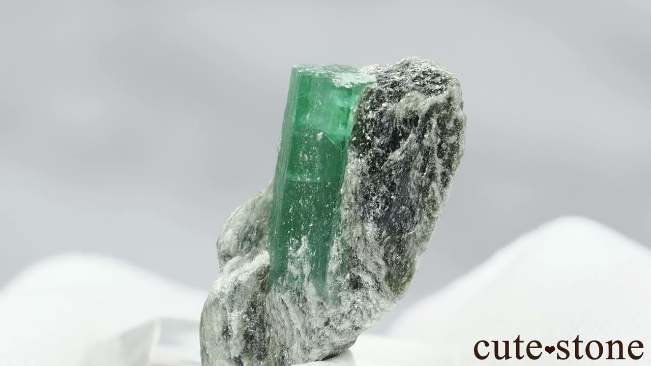 オーストリア Habachtal産 エメラルドの母岩付き原石 No.1 - cute stone -