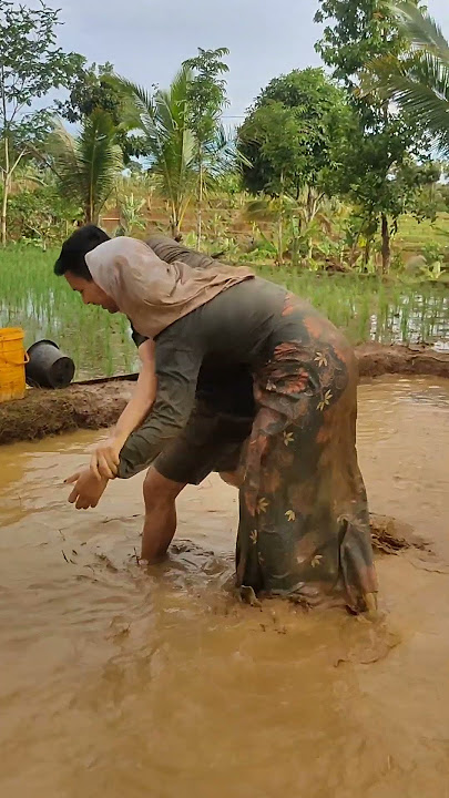 Miss Yuli and Andre playing in the mud #jampangturunankidul #villagegirl