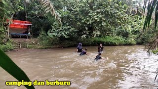 Camping hujan deras ditepi sungai.berburu kerang dan tanaman paku untuk makan