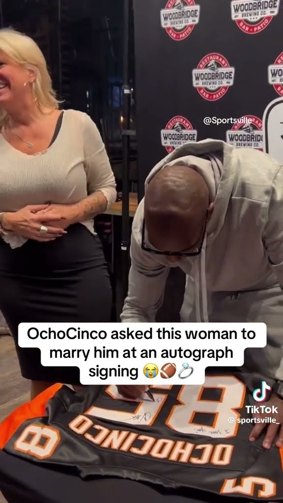 Ocho Cinco asked this woman to marry him #hoodnews #ochocinco #autographs #viralvideo #omg #how #wow