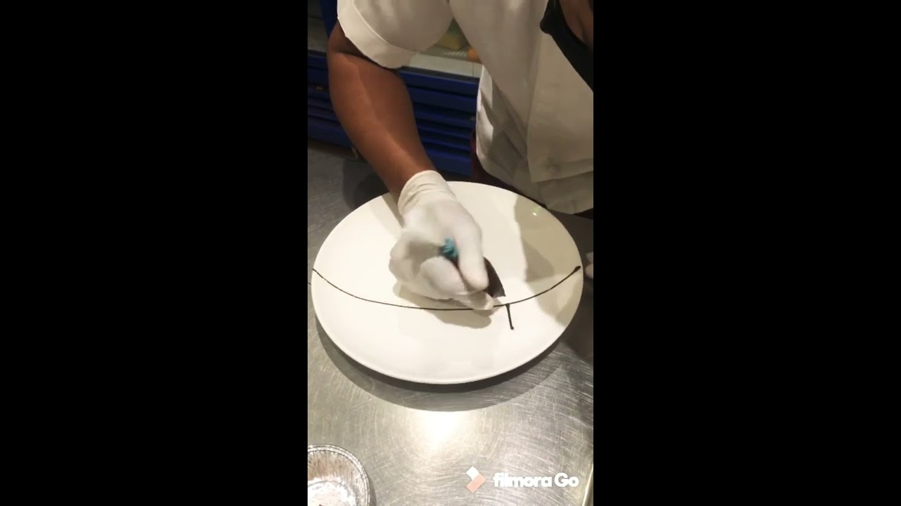 Dessert plate Decorating with chocolate sauce