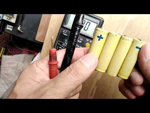فيديو: كيفية فحص المنحل بالكهرباء في البطارية