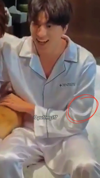 mew possessive, i can see your hand phi mew ❤❤😋 #mewsuppasit #gulfkanawut #mewgulf #yulimglff