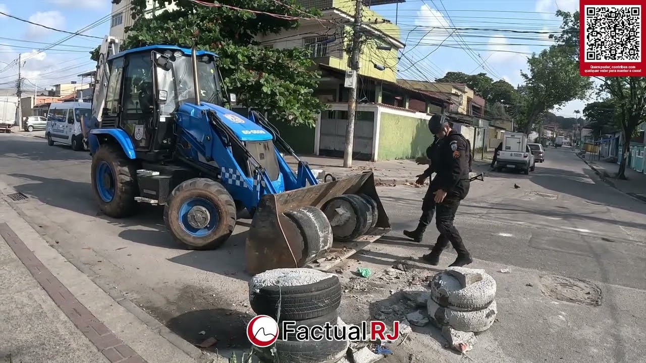 Policias do 41 BPM realizaram uma operação em Acari para retirar barricadas e combater o trafico.
