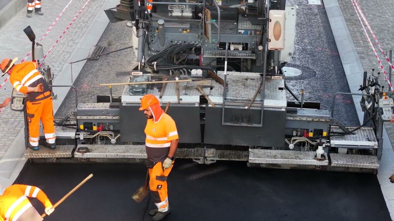2025-07-18 Einbau Deckbelag auf Neuengasse. Präzision und konzentriertes, professionelles Arbeiten