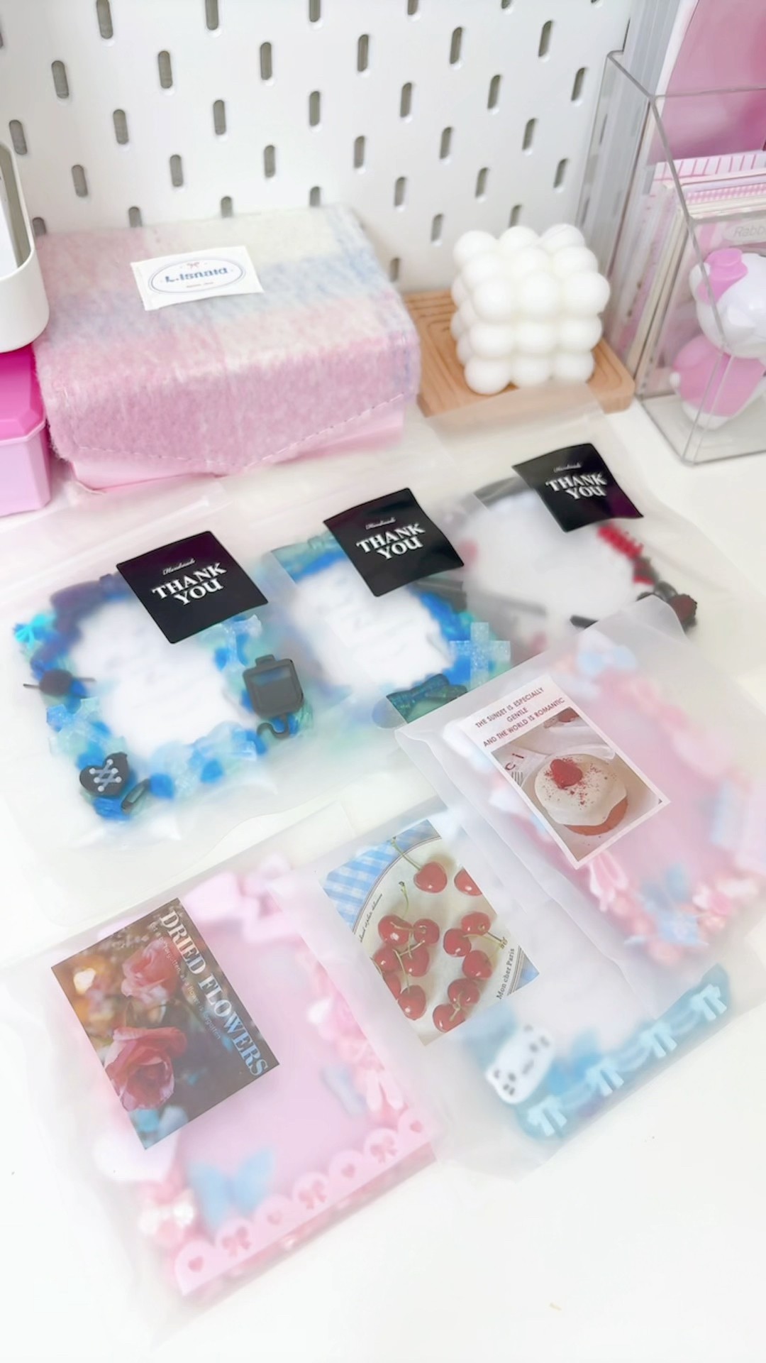 ❁ハンドメイドになります❁
CORAL&TUSK　クッションカバー　
Cats 𝕂𝕌𝕂𝕂𝔸 ☃️ - レジンアクセサリー - | ・ ・ 久しぶりの