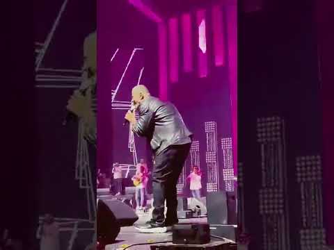 يدق الباب اقول هيا