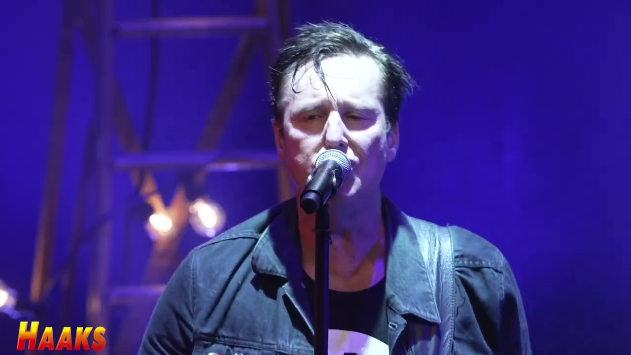 Haaks Dirty deeds done dirt cheap Chords Chordify