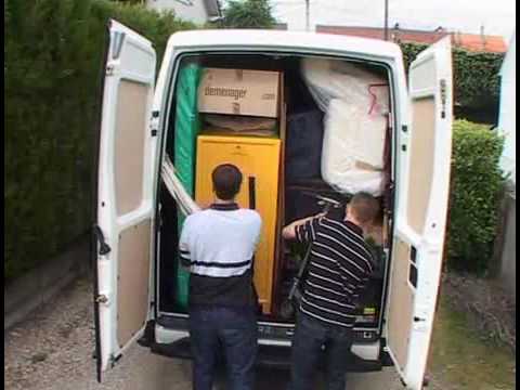 Vidéo: Pouvez-vous mettre une voiture dans un camion de déménagement?