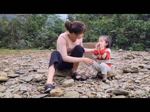 single mother and daughter go to stream to catch frogs to cook - YouTube