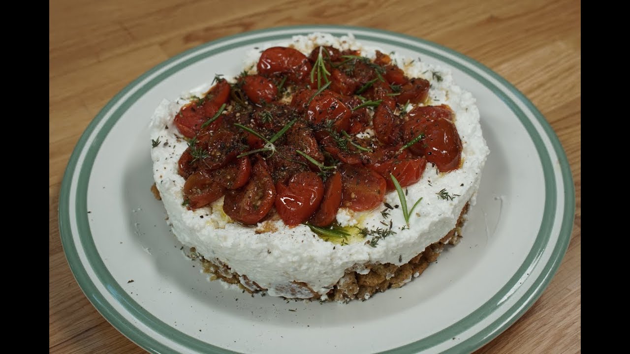 Αλμυρό cheesecake από κριθαροκουλουράκια με λιναρόσπορους και ψημένα τοματίνια | Olivemagazine.gr |