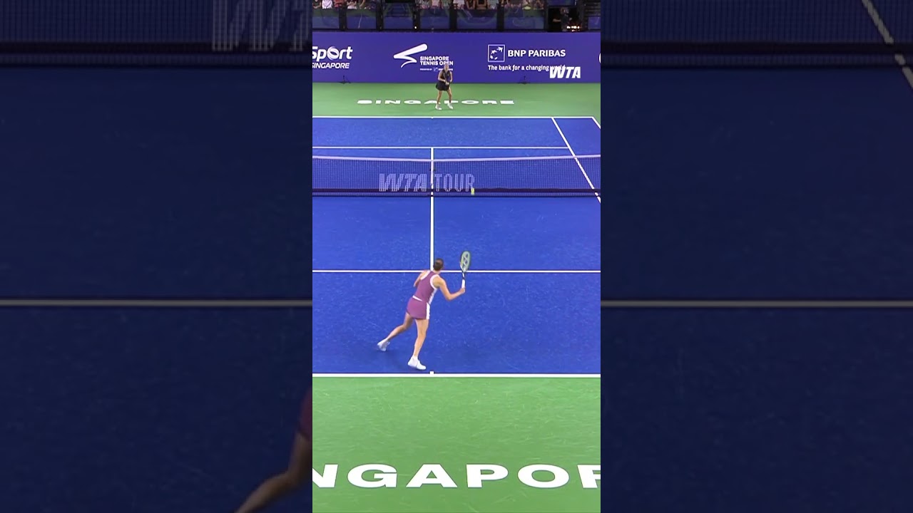 Shaping up to be quite the affair 🔥 Elise Mertens takes on Chwalinska in Singapore. #SgTennisOpen