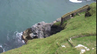 Acantilado y ruinas del Castillo del Rey Arturo.