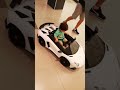 Lyam de paseo en el super/carro electrico para niños