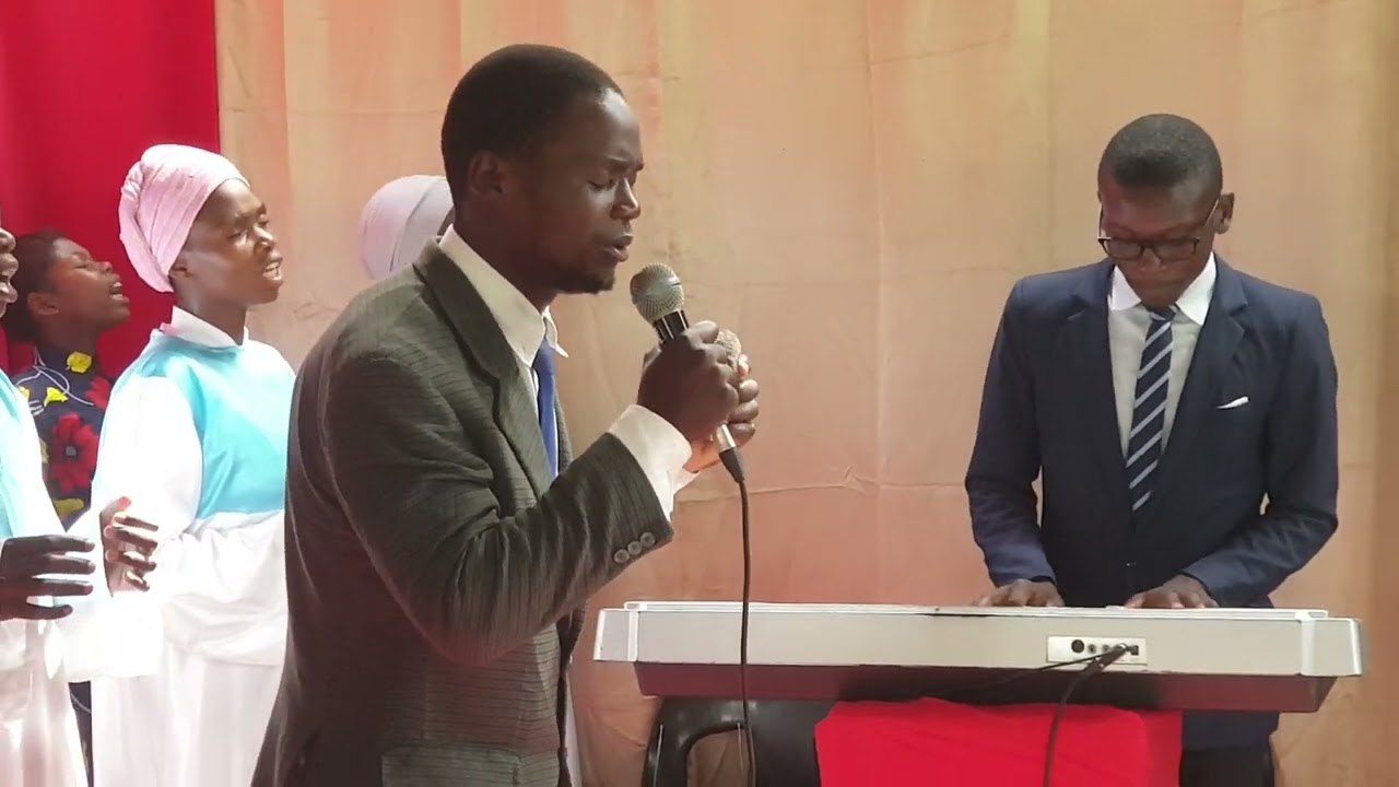 NGATI YA XIRIRIKA (O SANGUE ESTÁ FLUINDO) _Altar da Machava