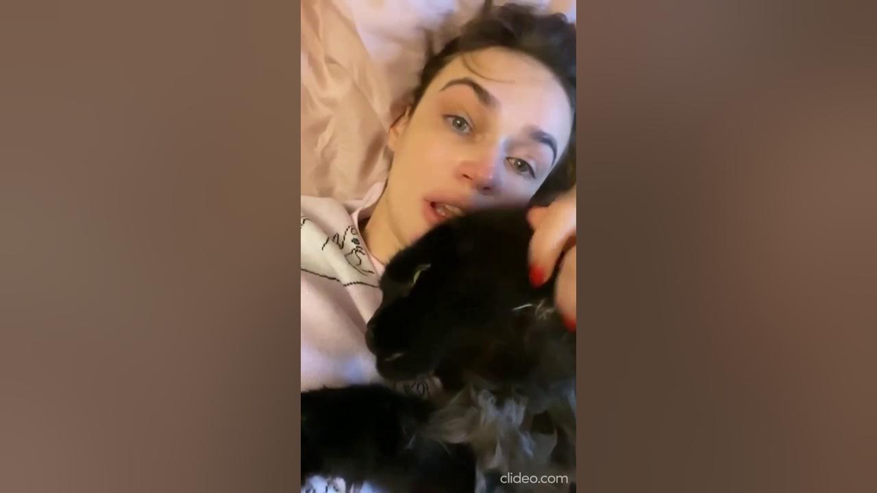 To‘rt oyoqqa turgan yalang‘och qozoq ayol. Qozoq ayol rasmlar. Shisha oynali furgonda massaj zali