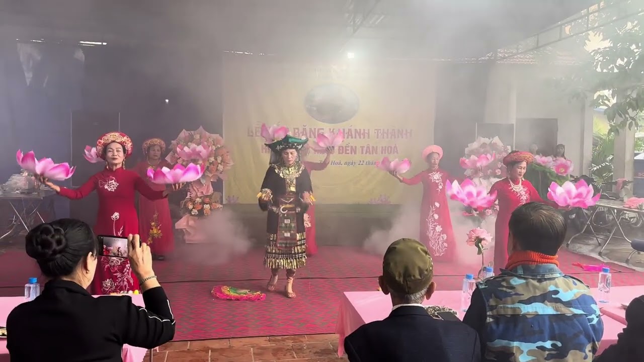 Cô Bé XaPa Múa Sen Quạt