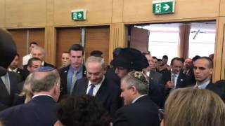 Netanyahu receives photo of his meeting with the Lubavitcher Rebbe