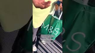 Yürüyen Merdivende Kadının Göğsünü Tutarak Taciz Eden Adamdan Şoke Savunma Tutunacak Yer Yoktu